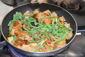 김채볶음（キムチと豚肉の炒めもの）