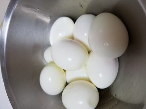 茹で卵もすでに入れました。