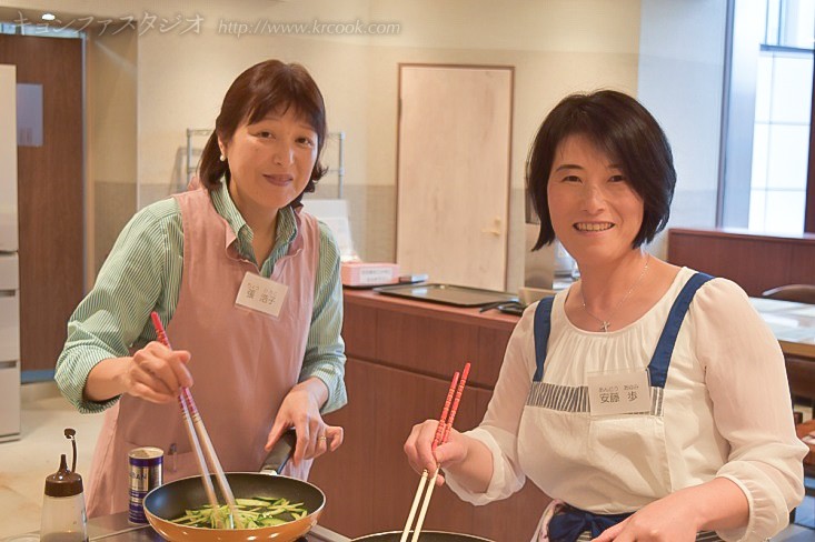 材料をひとつずつ炒めます。ごま油のよい香りがただよいます。 家族にも作ってあげます！