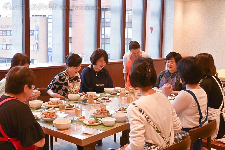 美味しそうな料理にこの笑顔！ すごい！自分で作ったチャㇷ゚チェ どんな味かしら？いただきまーす！