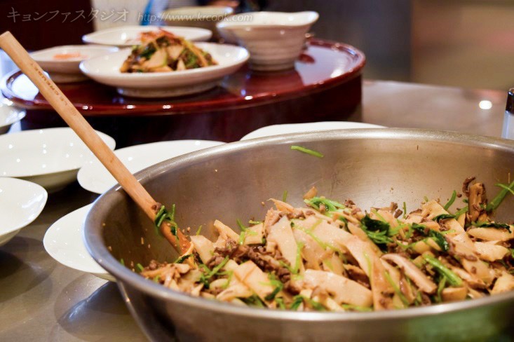 大量のチュッスンチェ。上質の牛肉と筍、三つ葉の香りも爽やか 茹でた三つ葉の香りも！