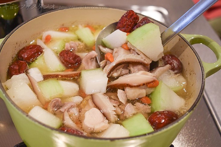 こちらは鶏と冬瓜の薬膳スープ。干し椎茸、干し貝柱、なつめ、くこの実、生姜、にんにくなど体によいものをブレンドします。
