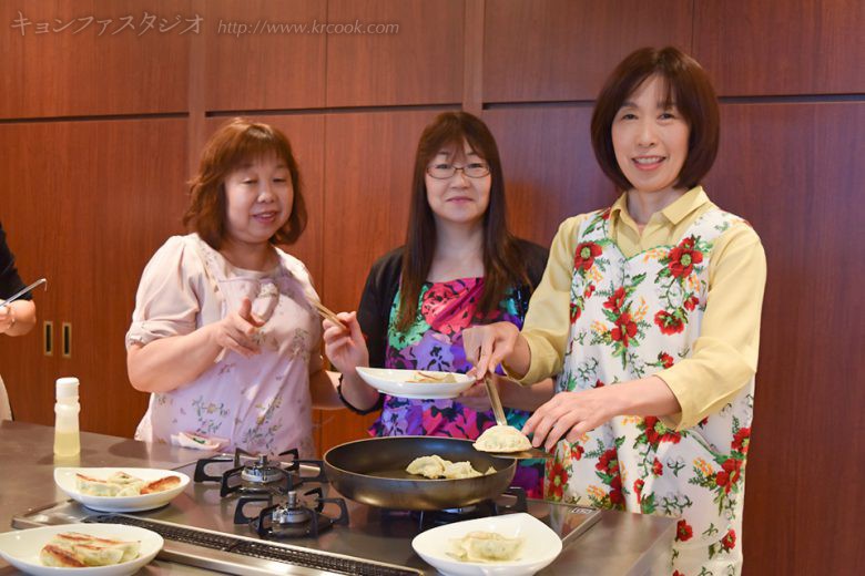 焼きたてのギョーザを盛りつけます。ひとり8個？！ でも、食べちゃうわね（＾－＾）。