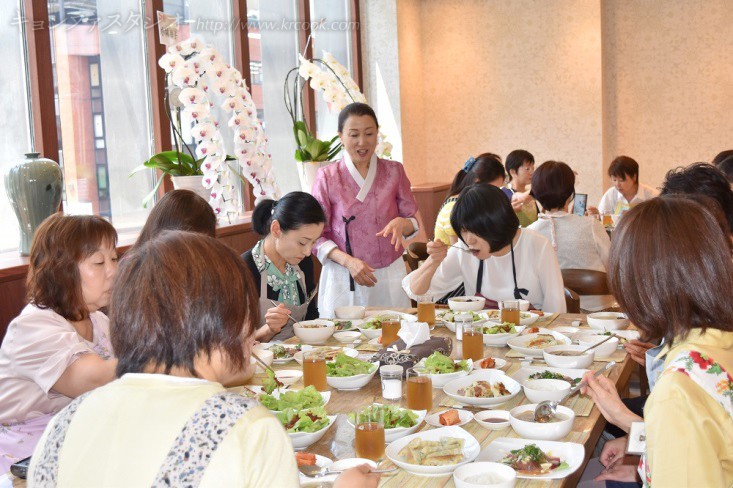 出来上がった料理のボリュームに驚くみなさん。 食べ始めるとすいすい口へ入り、お皿はからっぽでした。 すごい！