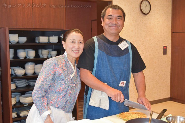 うまく焼けました！と笑顔のＫさん。