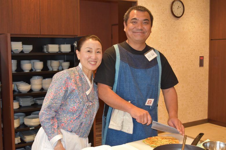 焼きたてのチヂミを切る足立さんと♪