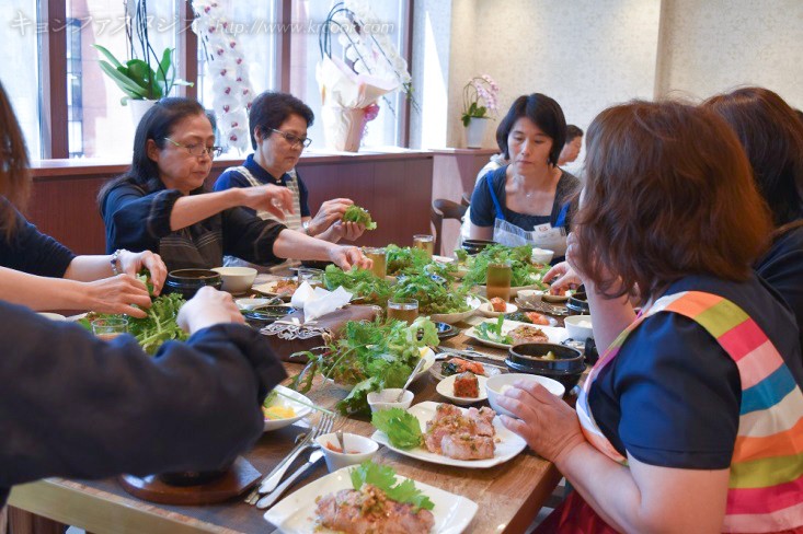 先生から伝授された包み方でみな真剣！野菜をたくさん食べるぞー♪