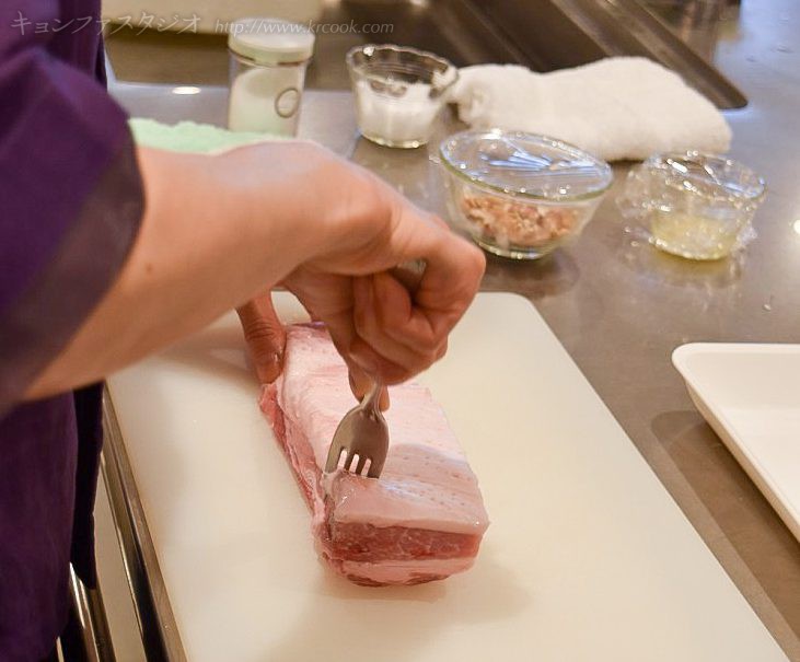 豚肉にまんべんなくフォークで穴をあけますよ。 こうすると火が入りやすく、肉も柔らかくなるんですよ。