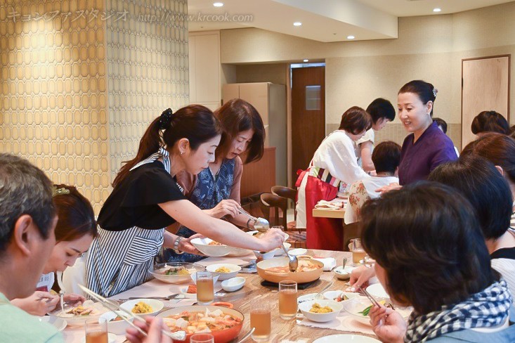 豚肉とキムチのこっくり煮、美味しい煮汁も残さずに食べてくださいね！と先生。 追加のスープを配ってまわりました。