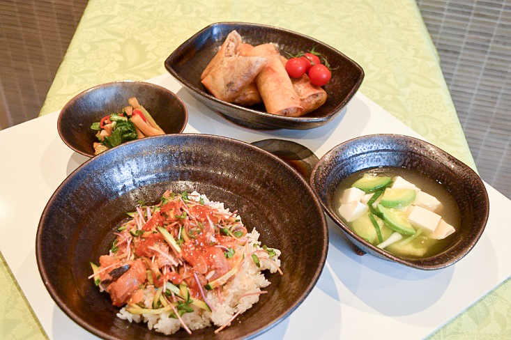 さっぱりしたお刺身ご飯に揚げ物、スープ、セロリのしょうゆ漬け。 漬けたての白菜キムチも加わり、味も栄養もバッチリ！