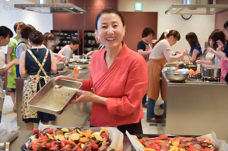 デモ終了後、みなさんはピョンスを包んだり、とうもろこしのチヂミを焼いたり大忙し！　スペアリブは私が焼きますよ！ 仕上げに野菜を加えてオーブンへ。