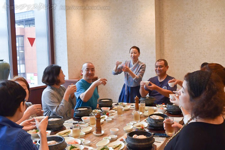 ”キョンファスタジオに夫婦で通おうの会”の会長Ｔさんと副会長Ａさん夫妻も笑顔で乾杯！お仲間も一緒で賑やかさは絶好調でした。