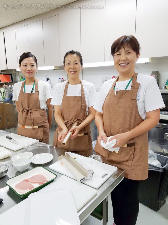 ふきかえの料理など、スタッフも準備に大忙しです。 ＮＨＫスタジオ初体験の鈴木さんも笑顔♪