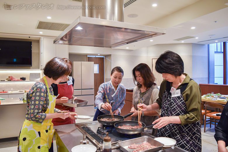 焼き方を指導する先生。