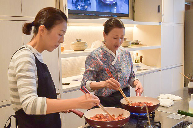 トントンはフライパンでも美味しく焼ける技があるんですよ♪と先生。最後の仕上げです。