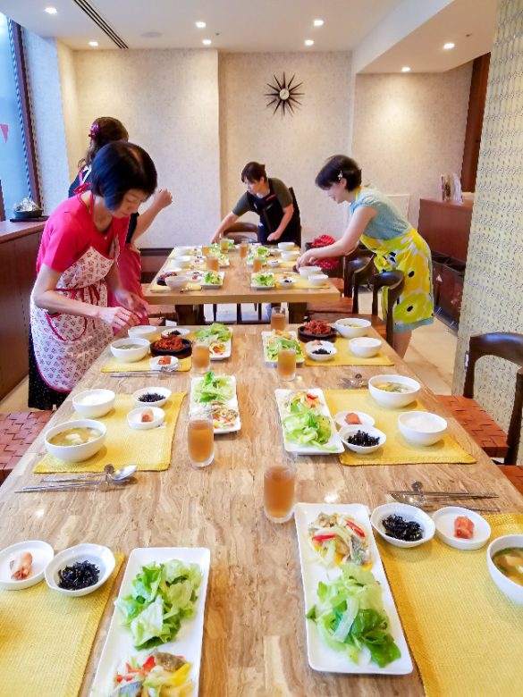 さんまのマリネはボリュームたっぷり。わかめのチャバン、キㇺチ、炊きたてのご飯。