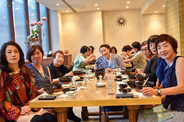 炊きたてのご飯、キムチ、さきいかムッチム、そして、２年前に漬けて発酵させたニンニクの茎チャンアチも。