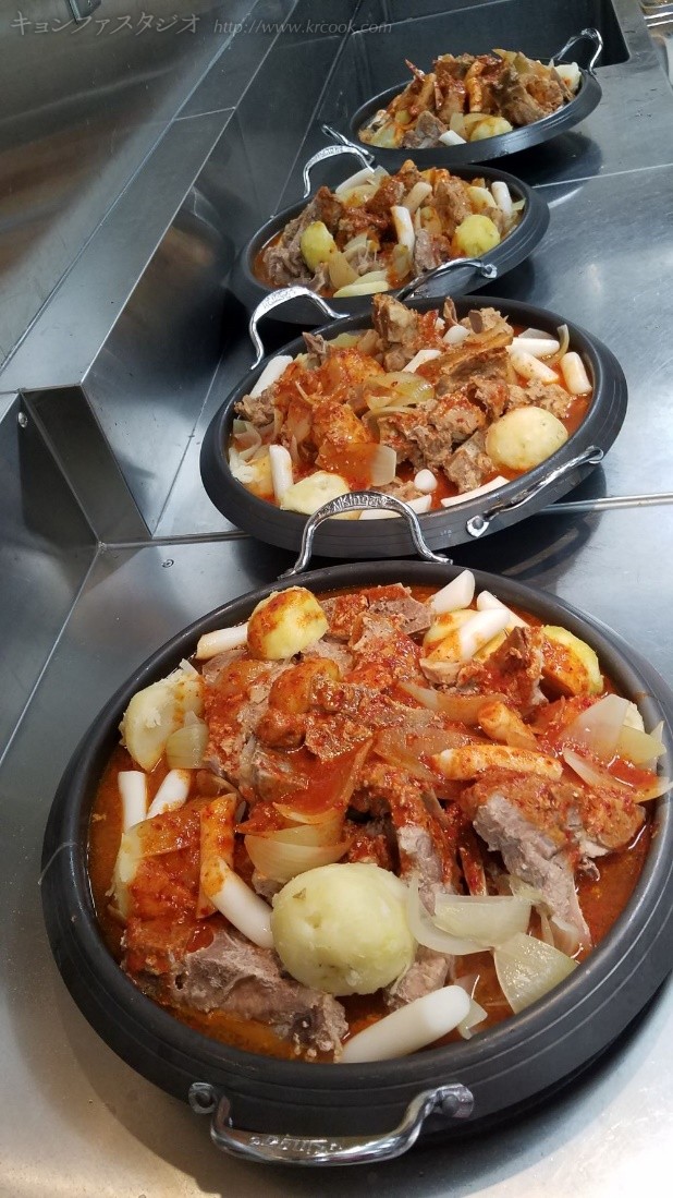 カㇺジャタン用の鍋にもりつけ