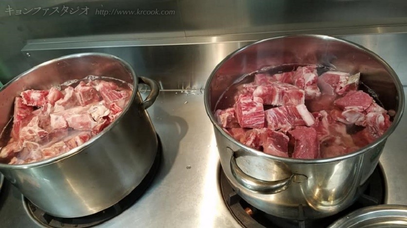 大量のスペアリブを柔らかくなるまで下茹でしました。