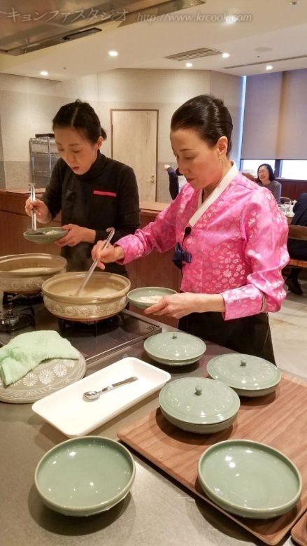 出来立てのカリビチュッを青磁器に盛りつける先生