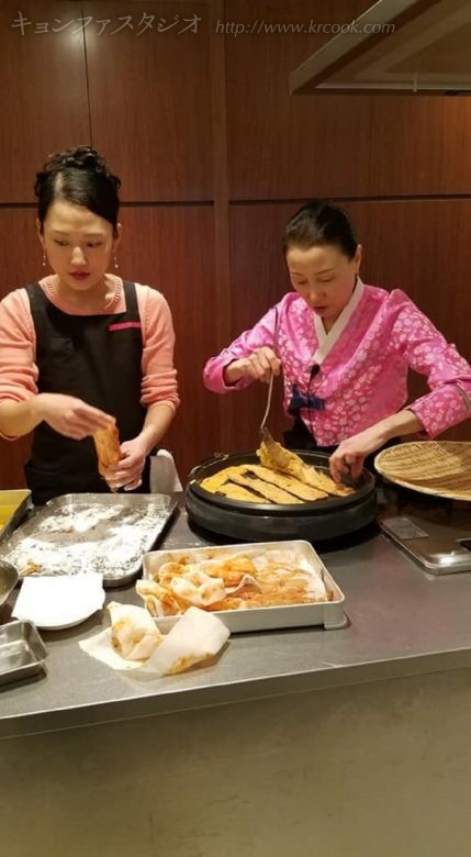 キㇺチジョンを焼くチュリョン先生＆キョンファ先生