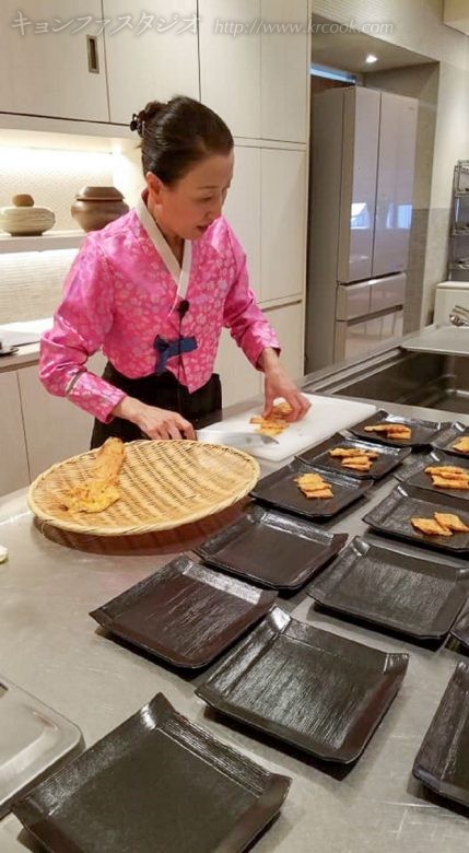 食べやすく切って盛りつけます