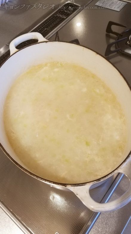 乾杯の後、一品目はトンアッチュ(冬瓜粥)