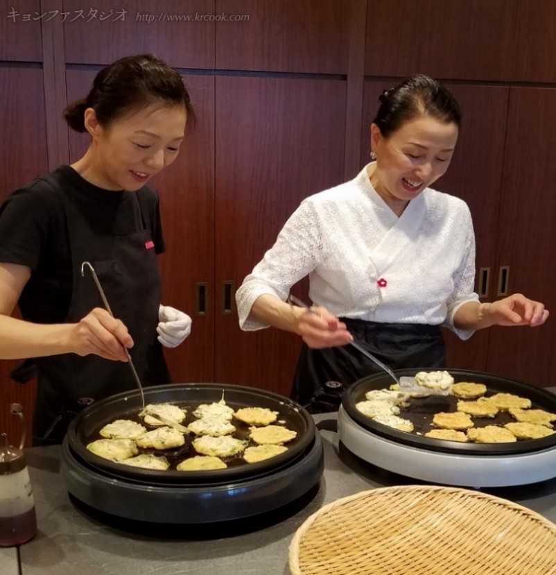 ゴウヤとキㇺチのチヂㇺは食べやすい大きさに焼きました!