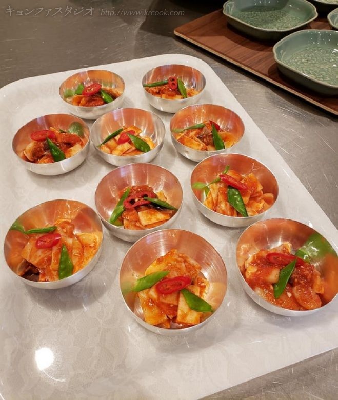 銀食器に盛りつけたサㇺハㇷ゚フェ(赤貝・ほたて・みる貝のチョジャン和え)