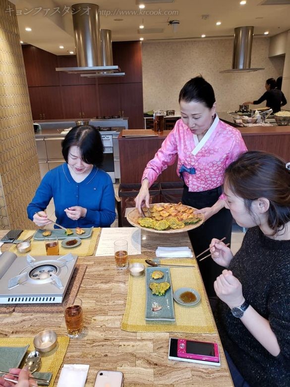 ジョンのおかわりを配るキョンファ先生♪