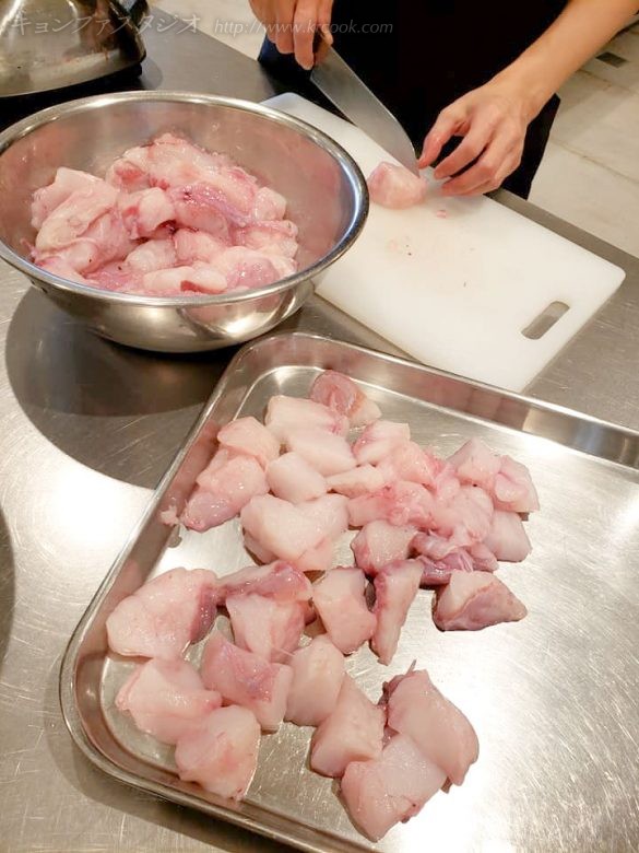 特別に仕入れた新鮮なあんこうをさばく先生。