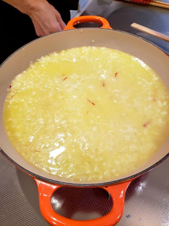 あさり汁とサフランを合わせたスープをそそいで炊き上げます。