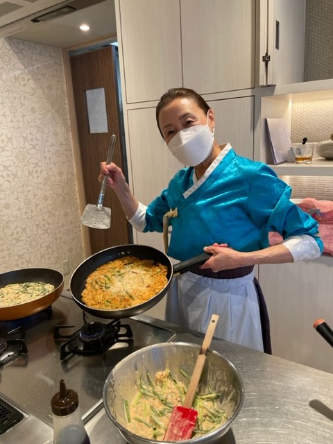 焼きたてのへムルパジョン（海鮮チヂミ）、マシイッソヨー♪