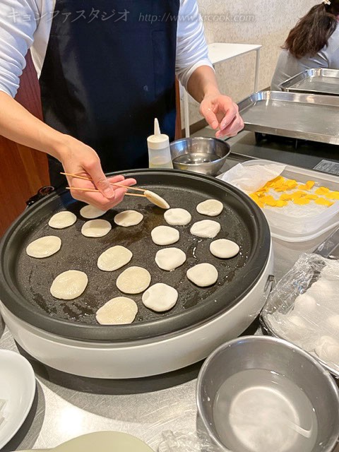 ファジョン（花煎）を焼きます。