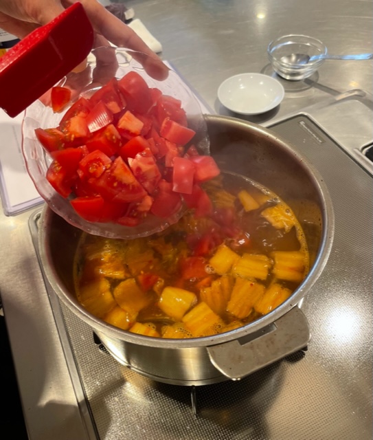 熟成キムチスープにトマトを加えます。