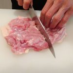 ④鶏もも肉は半分に切る