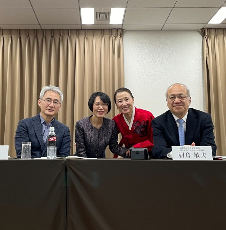 右から朝倉敏夫先・私・守屋亜記子先生・林采成先生