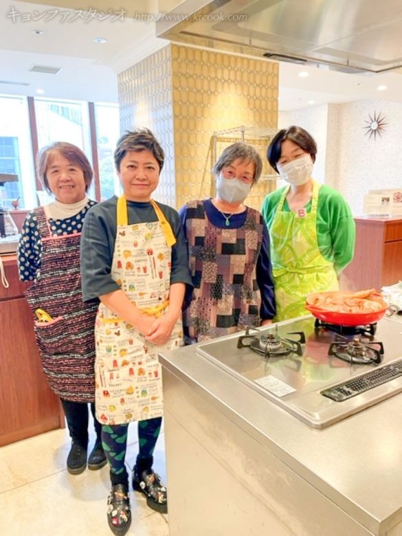 骨付き鶏もも肉が煮ながら