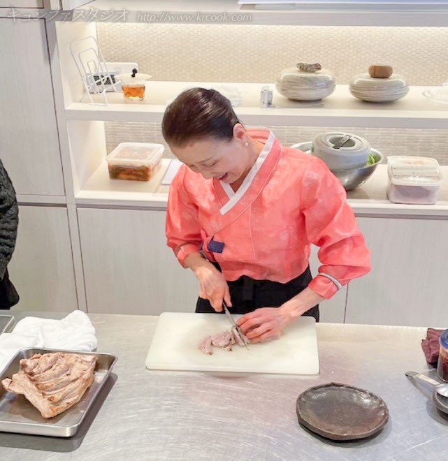 試食用のゆで豚を切る先生