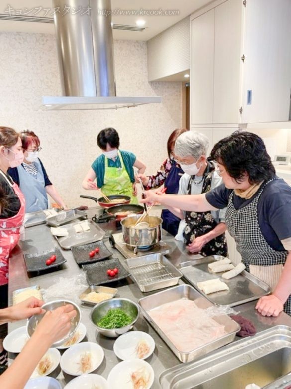 春巻きをそれぞれ巻いて、揚げる