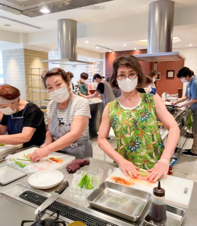 豚肉、青ねぎ、キㇺチを串に刺す