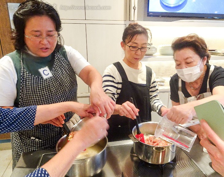 各班ごとに鍋で炊く