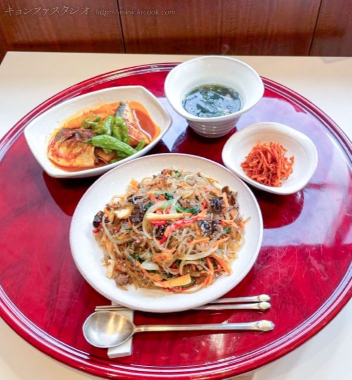 韓国春雨のチャㇷ゚チェ・鯖のオンマに魚・さきいかの甘辛コチュジャン和え・わかめスープ