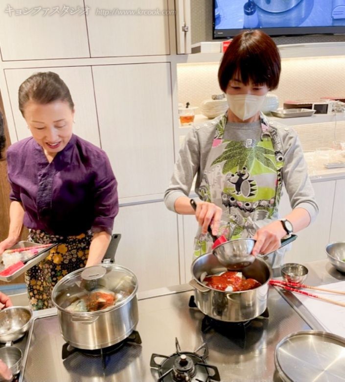 野菜が切れたら、チャㇷ゚チェを仕上げる前に鯖一匹を各自の鍋で仕上げます。段取りを考えて仕込む実習クラス、みなさん熱心です。