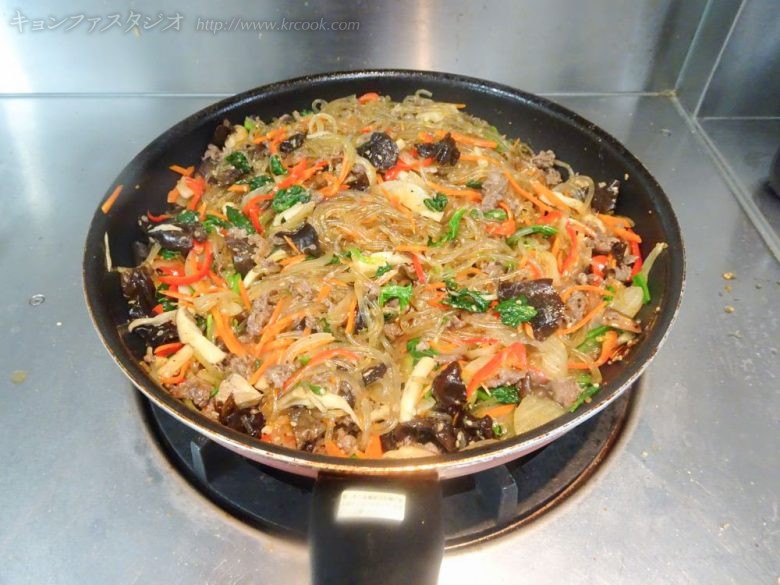 野菜＆春雨を炒め合わせ出来上がり