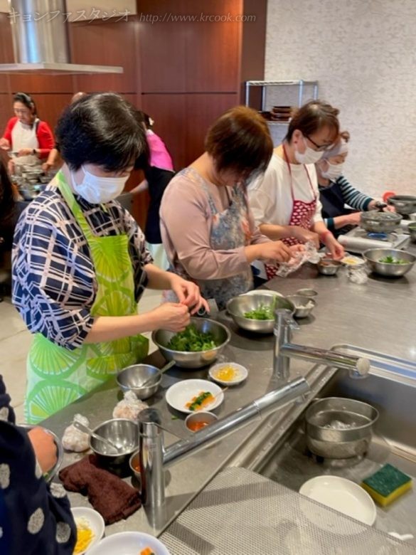 飾りの野菜を巻く