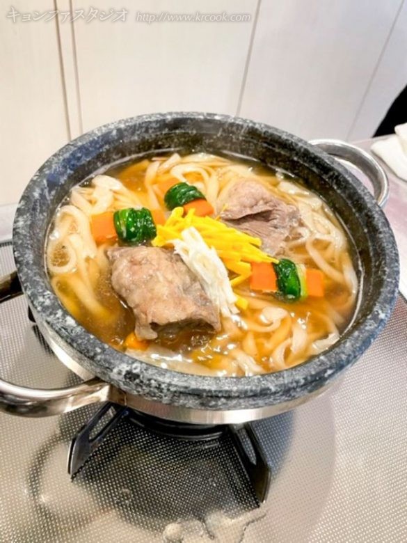 骨付きカルビの石鍋韓国麺
