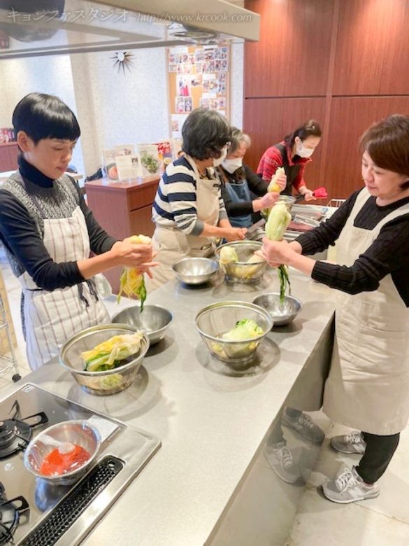 各自で白菜絞り＆ヤンニョㇺ作り