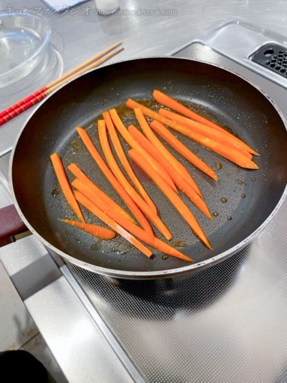 細長く切った人参を炒め煮