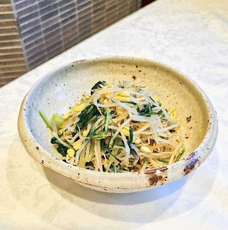 家庭料理ならではの水菜入りのコンナムㇽ（小大豆もやしのオンマナムㇽ）